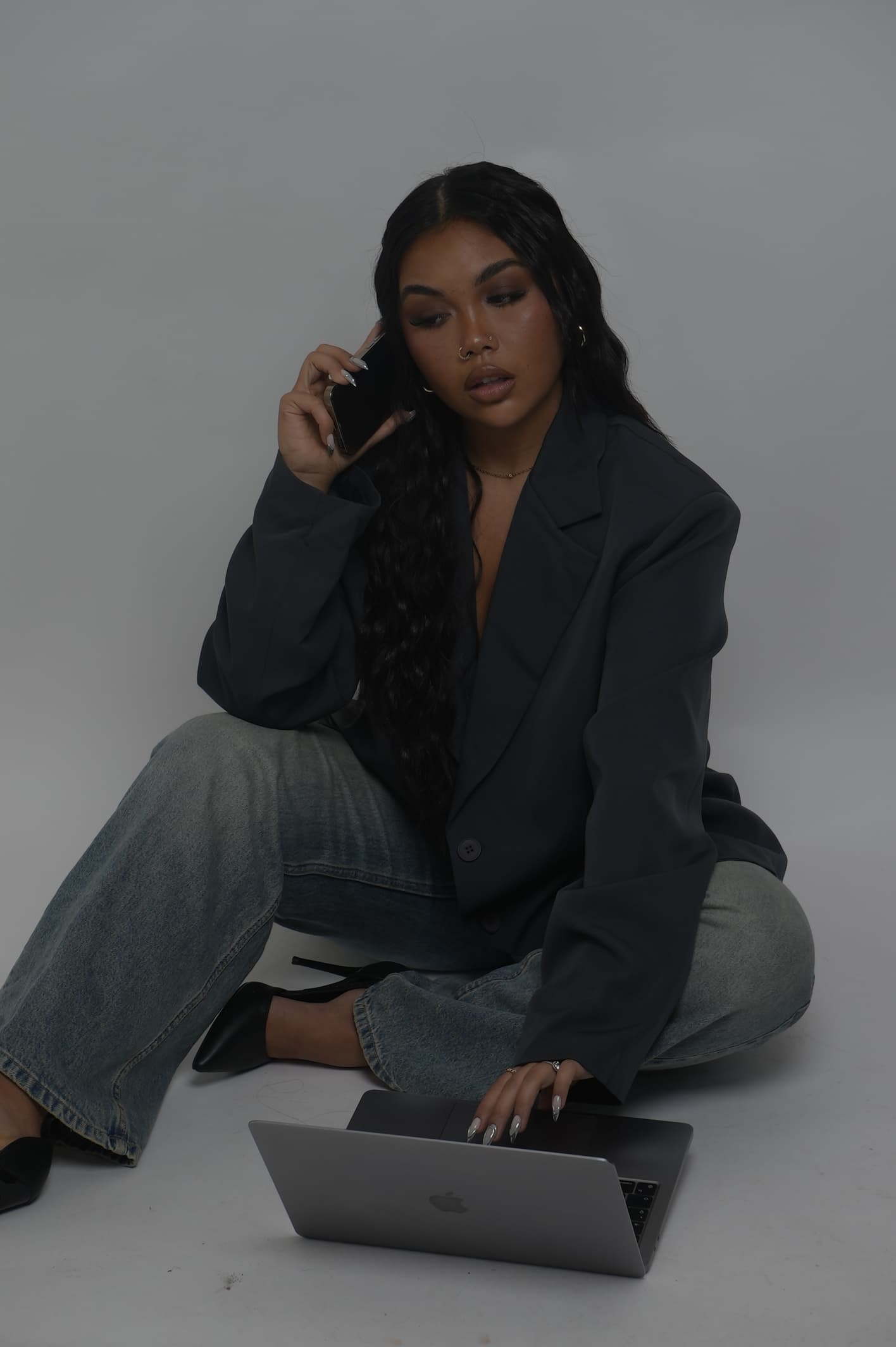 Deux femmes montrant leurs ongles