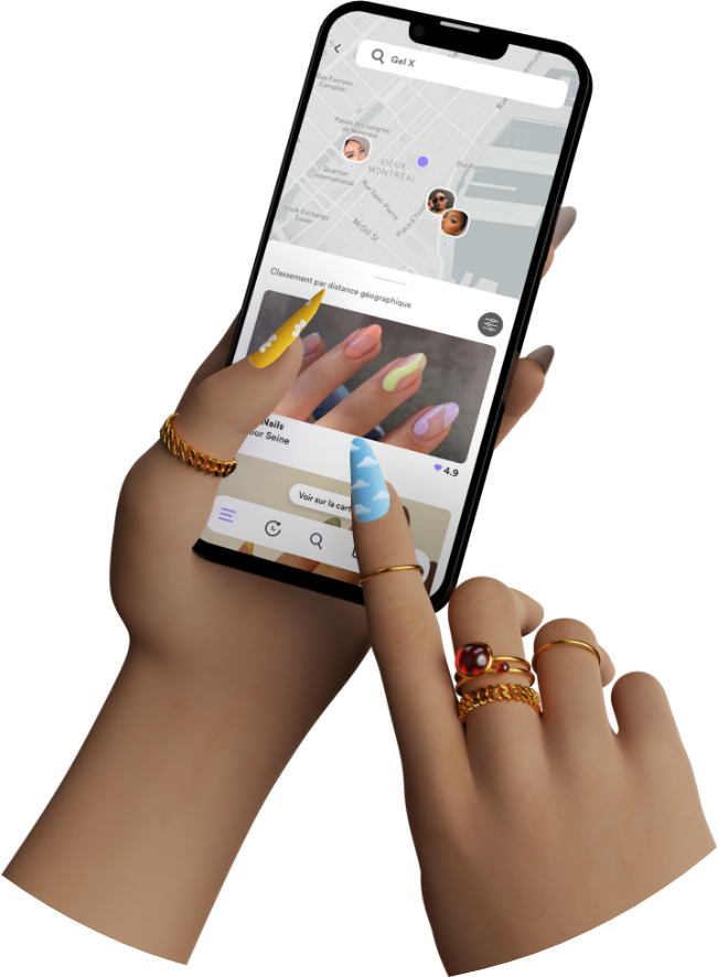 Main avec des bijoux interagissant avec un téléphone.